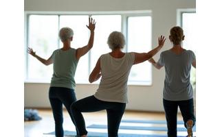 Peserta melakukan yoga ringan